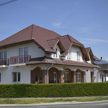 Fonix Apartmanhaz Nagypali Exterior photo